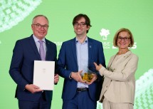 Thomas Delissen von der FH St. Pölten erhielt aus den Händen von Landeshauptfrau Johanna Mikl-Leitner und LH-Stellvertreter Stephan Pernkopf den Preis für „Innovative Hochschullehre 2025“.