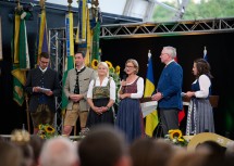 Beim Festakt in der Wachauarena Melk: Landesleiter Matthias Luger, Europa-Abgeordneter Alexander Bernhuber, Bundesministerin Klaudia Tanner, Landeshauptfrau Johanna Mikl-Leitner, LH-Stellvertreter Stephan Pernkopf und Landesleiterin Lisa Weber.