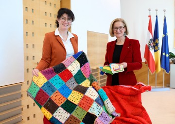 Monika Nemetz-Roither überbrachte Landeshauptfrau Johanna Mikl-Leitner einen Häkelteppich