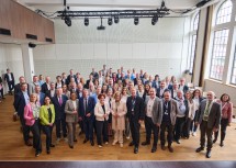 Dialogrunde zur neuen Tourismusstrategie „Vision T“ in Niederösterreich mit Landeshauptfrau Johanna Mikl-Leitner (Mitte), Staatssekretärin Elisabeth Zehetner (6.v.l.) und Wirtschaftskammer-Präsident Wolfgang Ecker (5.v.l.).