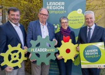 Tour-Start in Gföhl: Josef Edlinger, Obmann der LEADER-Region Kamptal, Karl Elsigan, Bürgermeister Schwarzenau, Danja Mlinaritsch, Geschäftsführerin LEADER-Region Kamptal, und Landesrat Anton Kasser.