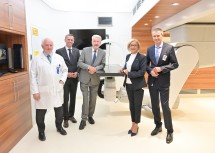 Prof. Dr. Eugen B. Hug, Landesrat Jochen Danninger, Aufsichtsratsvorsitzender und Bürgermeister Klaus Schneeberger, Landeshauptfrau Johanna Mikl-Leitner und MedAustron-Geschäftsführer DI Alfred Zens, MBA