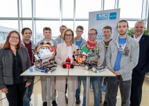 Gruppenfotos rund um Landeshauptfrau Johanna Mikl-Leitner mit den Schülern aus St. Pölten und Wiener Neustadt.