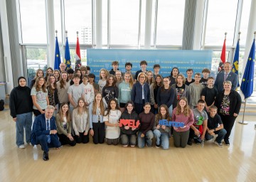 Landeshauptfrau Johanna Mikl-Leitner beim Gruppenfoto mit Schülerinnen und Schülern des BG/BRG Neunkirchen im Ostarrichisaal im Landhaus. 