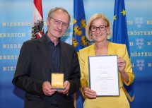 Universitätsprofessor Mag. Götz Spielmann erhielt aus den Händen von Landeshauptfrau Johanna Mikl-Leitner das „Große Goldene Ehrenzeichen für Verdienste um das Bundesland Niederösterreich“.

