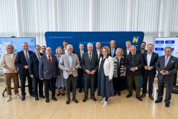 Am Foto: Die Landesrätinnen und Landesräte Christiane Teschl-Hofmeister, Anton Kasser und Martin Antauer gemeinsam mit allen Experten die an der Neuausrichtung der Gesundheitsversorgung Weinviertel 2040+ mitgewirkt haben.