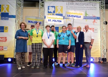 Tischtennis Damen Einzel (v.l.n.r.): Landesrätin Christiane Teschl-Hofmeister, Florentina Grabner (2. Platz, LBS Waldegg), Sophia Edhofer (1. Platz, LBS St. Pölten), Tanja Hieber (3. Platz, LBS Lilienfeld), Direktorstellvertreterin Alexandra Höfer (WK NÖ), Präsident Markus Wieser (AKNÖ) mit den Fahnenträgern der Schulen.