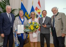 (v.l.n.r.) Martin Eichtinger, Botschafter und Direktor der Diplomatischen Akademie Wien, ÖJAB-Geschäftsführerin Monika Schüssler, Landeshauptfrau Johanna Mikl-Leitner, ÖJAB-Präsident Günther Schlicker und ÖJAB-Ehrenpräsident Eduard Schüssler.