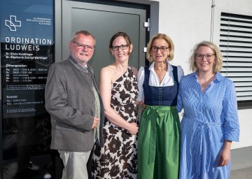 Vor dem neuen Ärztehaus in Ludweis (v.l.n.r.): Bürgermeister Hermann Wistrcil, Dr. Silvia Hundlinger, Landeshauptfrau Johanna Mikl-Leitner und Dr. Stephanie Zukrigl-Warringer.