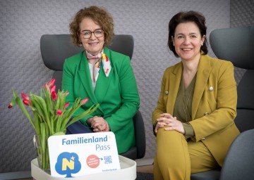Familien-Landesrätin Christiane Teschl-Hofmeister mit Familienland Niederösterreich GmbH-Geschäftsführerin Barbara Trettler.