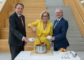 In Erinnerung an den damaligen Slogan „Ein Land ohne Hauptstadt ist wie ein Gulasch ohne Saft“ wurde nach dem Festakt mit Gulasch gefeiert. Im Bild Landeshauptfrau Johanna Mikl-Leitner mit dem Bürgermeister der Landeshauptstadt Matthias Stadler und Landtagspräsident Karl Wilfing.