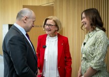 (v.l.) Der ukrainische Botschafter in Österreich heißt Vasyl Khymynets, Landeshauptfrau Johanna Mikl-Leitner und Bundesministerin Claudia Bauer.