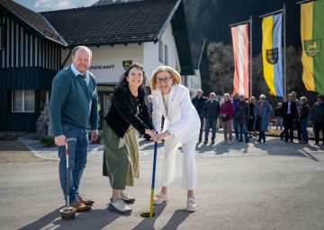 Bei der Inbetriebnahme der neuen Wasserversorgungsanlage „Quelle Naßtal“ in Muggendorf „drehen sie den Wasserhahn auf“: Landeshauptfrau Johanna Mikl-Leitner und Bürgermeisterin Elisabeth Hollinger mit Vizebürgermeister und Wassermeister Michael Gschaider.
