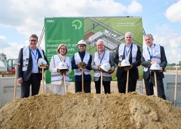 Martijn van Koten, Landeshauptfrau Johanna Mikl-Leitner, OMV-CEO Alfred Stern, Bürgermeister Gerhard Weil, Strabag CEO Stefan Kratochwill und Siemens Energy Österreich Geschäftsführer Ales Presern (v.l.n.r.) beim Spatenstich für die Wasserstoffanlage in Bruck an der Leitha.