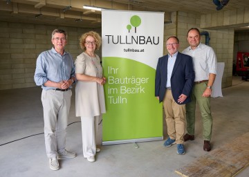 (v.l.n.r.): Bürgermeister Peter Eisenschenk, Wohnbau-Landesrätin Christiane Teschl-Hofmeister, Obmann TULLNBAU Harald Schinnerl und Baumeister Johann Vonwald.