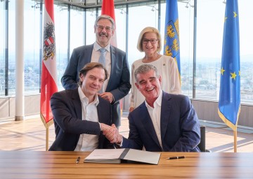 Bei der Vertragsunterzeichnung (vorne sitzend v.l.) Stephan Büttner (Vorstandsvorsitzender AGRANA), Peter Spuhler (Eigentümer PCS Holding), (hinten stehend) Erwin Hameseder (Aufsichtsratsvorsitzender AGRANA) und Landeshauptfrau Johanna Mikl-Leitner.