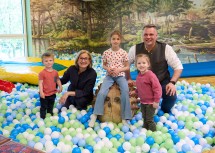 Abenteuer garantiert: Landeshauptfrau Johanna Mikl-Leitner und Bürgermeister Lukas Michlmayr mit den Kindern Felix, Anna und Miriam.