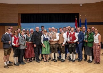 Landeshauptfrau Johanna Mikl-Leitner im Kreis der Geehrten bei der Überreichung der Ehrenpreise für die NÖ Blasmusikkapellen auf Schloss Zeillern.