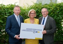 Landeshauptfrau Johanna Mikl-Leitner mit (li.) dem Retzer Bürgermeister Stefan Lang und (re.) Richard Hogl, Abgeordneter zum NÖ Landtag.