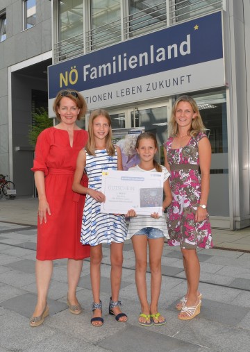 Die Gewinner des Fotowettbewerbs: Landesrätin Christiane Teschl-Hofmeister überreichte Vanessa, Jasmin und Marina Burger aus der Gemeinde Schrattenbach den ersten Preis. (v.l.n.r.)