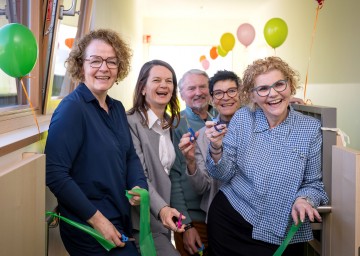 Im Bild von links nach rechts: Familienlandesrätin Christiane Teschl-Hofmeister, Bürgermeisterin Kerstin Suchan-Mayr, Baumeister Kurt Oppenauer, Stadträtin Andrea Prohaska und Kindergartenleiterin Petra Waidhofer