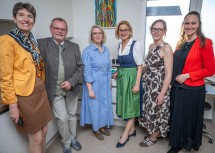 Im Labor des neuen Ärztehauses Ludweis (v.l.n.r.) Nationalratsabgeordnete Martina Diesner-Wais, Bürgermeister Hermann Wistrcil, Stephanie Zukrigl-Warringer, Landeshauptfrau Johanna Mikl-Leitner, Silvia Hundlinger und Bundesrätin Viktoria Hutter.