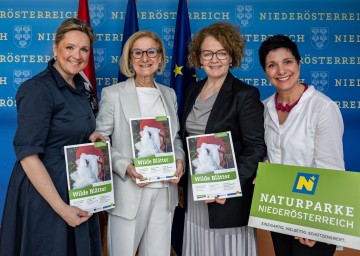 Im Bild von links nach rechts: Naturschutz-Landesrätin Susanne Rosenkranz, Landeshauptfrau Johanna Mikl-Leitner, Bildungs-Landesrätin Christiane Teschl-Hofmeister, Jasmine Bachmann (Geschäftsführerin Verein Naturparke Niederösterreich)