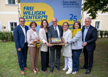 Beim Jubiläum „25 Jahre Service Freiwillige Niederösterreich“ (v.l.n.r.): Harald Froschauer (Gesamtprokurist Kultur.Region.Niederösterreich), Maria Forstner (Obfrau Dorf- u. Stadterneuerung), Susanne Schmid und Konrad Tiefenbacher (Projektmanagement und Vereine, Freiwilligencenter) Landeshauptfrau Johanna Mikl-Leitner, Helga Steinacher (Akademieleiterin Freiwilligencenter) und Martin Lammerhuber (GF Kultur.Region.Niederösterreich).