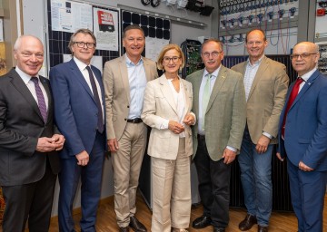 Informierten über die beiden Schulstandorte und die Zusammenarbeit mit der Wirtschaft: v.l.n.r. ecoplus Geschäftsführer Helmut Miernicki, Direktor Wolfgang Bodei (HTL Hollabrunn), Landesinnungsmeister für Elektrotechnik Friedrich Manschein, Landeshauptfrau Johanna Mikl-Leitner, Landtagsabgeordneter Richard Hogl, Franz Hofmann, Senior-Chef der Fleischhauerei Hofmann, und Direktor Gottfried Krottendorfer (Private HTL für Lebensmitteltechnologie Hollabrunn)