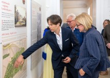 Landeshauptfrau Johanna Mikl-Leitner mit Schlossherr Ernst-Heinrich Harrach bei einem Rundgang durch das Museum Schloss Prugg.