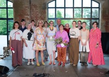 Gruppenfoto zu 30 Jahre Kunst im Öffentlichen Raum Niederösterreich in der Alten Scheune in Grafenegg.