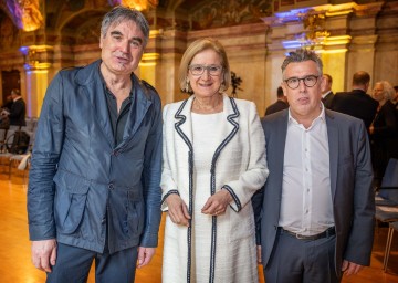 Landeshauptfrau Johanna Mikl-Leitner mit Paul Gessl (l., Sprecher der NÖKU-Geschäftsführung) und Albrecht Grossberger (r., Kaufmännischer Geschäftsführer).