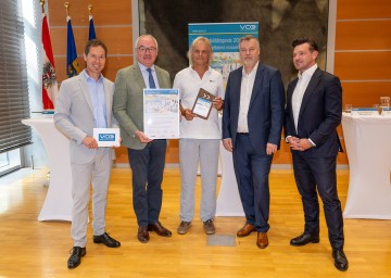 Der VCÖ-Mobilitätspreise NÖ 2026 ging an das Ziviltechnik-Unternehmen IKW ZT aus Amstetten: Preisüberreichung an Geschäftsführer Wolfgang Voglauer (Mitte) durch VCÖ-Sprecher Christian Gratzer, LH-Stellvertreter Stephan Pernkopf, Rudolf Wroblewski, ÖBB-Infrastruktur AG, und VOR-Geschäftsführer Alexander Schierhuber (v.l.n.r.)