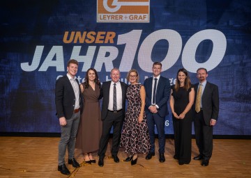 Feierten gemeinsam mit rund 400 geladenen Gästen 100 Jahre Leyrer + Graf: v.l.n.r. Armin Graf (Sohn von Stefan Graf), Petra Zeinlinger (Lebensgefährtin von Stefan Graf), CEO Stefan Graf, Landeshauptfrau Johanna Mikl-Leitner, David Graf (Sohn von Stefan Graf), Moderatorin Lisa Gadenstätter und Johannes Graf (Bruder von Stefan Graf) 