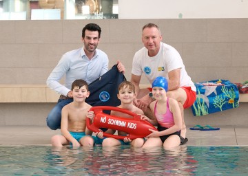 LH-Stellvertreter Udo Landbauer und Projekt-Schirmherr Toni Pfeffer gemeinsam mit den „Schwimm Kids“ Filip, Lio und Jana.