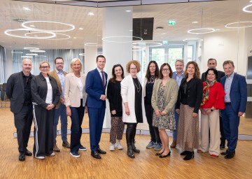Bildungs-Landesrätin Christiane Teschl-Hofmeister mit Vertreterinnen und Vertretern der NÖ Bildungsdirektion sowie Sonderschuldirektorinnen und -direktoren.
