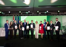 Gruppenfoto rund um Landeshauptfrau Johanna Mikl-Leitner und LH-Stellvertreter Stephan Pernkopf mit den Preisträgern.