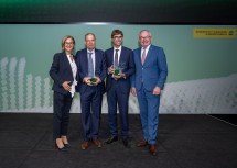 Landeshauptfrau Johanna Mikl-Leitner und LH-Stellvertreter Stephan Pernkopf mit den Würdigungspreisträgern (v.l.) Georg Gübitz und Johann Georg Danzl.