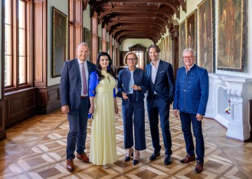 Bei der Eröffnung des Museum Schloss Prugg in Bruck an der Leitha im Mai: Landeshauptfrau Johanna Mikl-Leitner mit (v.l.) Landtagsabgeordneter Otto Auer, Saba und Ernst-Heinrich Harrach sowie Bürgermeister Gerhard Weil