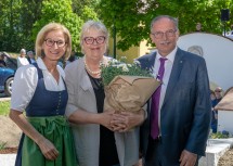 Landeshauptfrau Johanna Mikl-Leitner (links) und Bürgermeister Richard Hogl (rechts) gratulierten Maria Burger (Mitte) zu ihrem 70. Geburtstag, den sie kürzlich feierte.