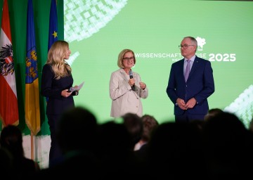 Landeshauptfrau Johanna Mikl-Leitner und LH-Stellvertreter Stephan Pernkopf mit Moderatorin Nina Kraft im Gespräch bei der Wissenschaftsgala 2025.