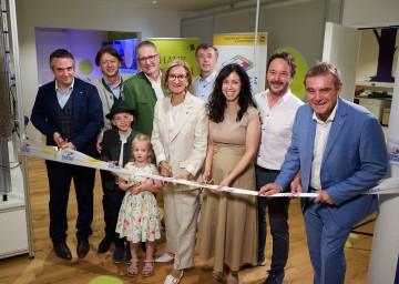 Mit dem Durschneiden des Bandes wurde das neue Science Center im Haus der Wildnis eröffnet: (v.l.) Matthias Kafka (Abt. Wissenschaft und Forschung Land NÖ), Johann Seper (Bezirkshauptmann Scheibbs), Josef Schachner (Bürgermeister Lunz), Emanuel und Flora, Landeshauptfrau Johanna Mikl-Leitner, Christoph Leditznig (GF Wildnisgebiet Dürrenstein-Lassingtal), Ramona Schmidt (wissenschaftl. Leiterin Haus der Wildnis), Matthias Pacher (GF Haus der Wildnis) und LAbg. Anton Erber.