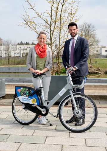 Im Bild: Radland-Niederösterreich-Geschäftsführerin Susanna Hauptmann und LH-Stellvertreter Udo Landbauer mit nextbike-Leihrad. "Egal, ob mit dem Fahrrad oder zu Fuß - in Niederösterreich gibt es für alle Vorlieben die passenden Angebote", so Landbauer. 