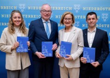Von links nach rechts: Dr. Moira Birkl (hat in Niederösterreich Medizin studiert und arbeitet jetzt am Universitätsklinikum St. Pölten), LH-Stellvertreter Stephan Pernkopf, Landeshauptfrau Johanna Mikl-Leitner und Dr. Markus Zeilinger (Leiter Kompetenzzentrum an der FH Wiener Neustadt).