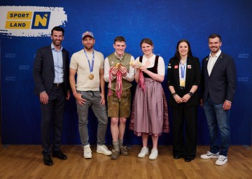 Im Bild von links nach rechts: LH-Stellvertreter Udo Landbauer, Benjamin Karl, Johannes Aigner, Veronika Aigner, Katharina Huber und Jakob Dusek
