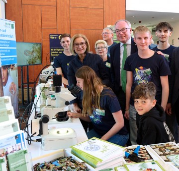 Landeshauptfrau Johanna Mikl-Leitner und LH-Stellvertreter Stephan Pernkopf mit wissenschaftsbegeisterten Jugendlichen bei der Langen Nacht der Forschung.
