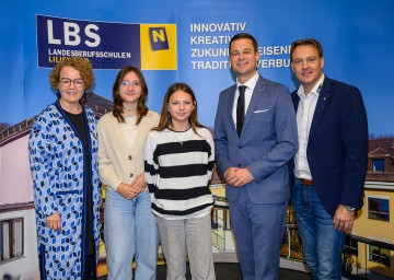 „Tech-Dating“: Bildungs-Landesrätin Christiane Teschl-Hofmeister, die Teilnehmerinnen Vanessa und Selina, Bildungsdirektor Karl Fritthum und der Direktor der LBS Lilienfeld Gerald Müllner. (v.l.n.r.)