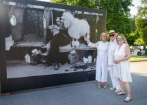 (v.l.) Landeshauptfrau Johanna Mikl-Leitner mit Festivaldirektor Lois Lammerhuber und der kaufmännischen Direktorin Silvia Lammerhuber.