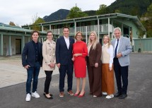 (v.l.n.r.) Gemeindearzt Dr. Thomas Gössinger, Kindergartenleiterin Pamela Gerhardus, Bürgermeister Jochen Bous, Landeshauptfrau Johanna Mikl-Leitner, Zahnärztin Dr. Alecsandra Moldovan, Architektin Johanna Aufner und der Abgeordnete zum NÖ Landtag Hermann Hauer.