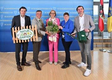 Im Bild von links nach rechts: „Natur im Garten“ Geschäftsführer Matthias Wobornik, Schaugärtner Reinhard Kittenberger, Landeshauptfrau Johanna Mikl-Leitner, „Natur im Garten“ Geschäftsführerin Christa Lackner und Aufsichtsratsvorsitzender Christian Rädler